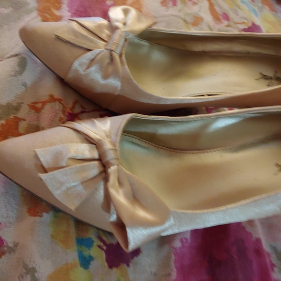 NEW Jacqueline Ferrar | Champagne Metallic Gold Satin Bow Kitten Heels 9.5 - Picture 4 of 4